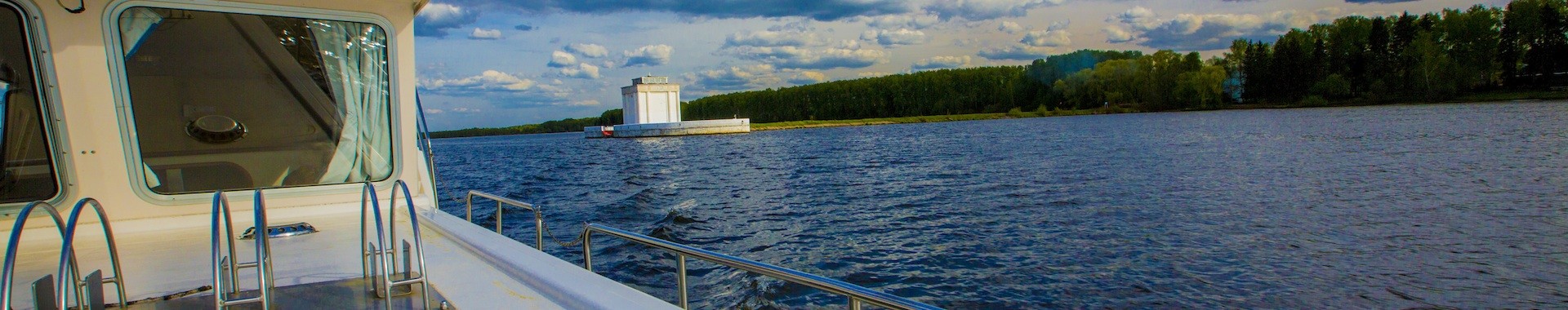 Аренда моторных яхт в Москве и Подмосковье, прокат тихоходных рычных катеров (пенишетов)
